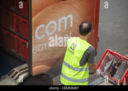 Un dipendente Ocado scompatta il supermercato per una consegna a domicilio Foto Stock