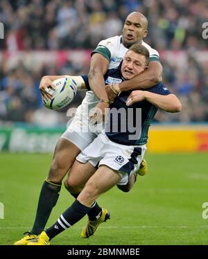 3 ottobre 2015, RWC Pool B, Sudafrica contro Scozia, St James Park, Newcastle. Duncan Weir in Scozia è affrontato da J P Pietersen del Sudafrica. Foto Stock