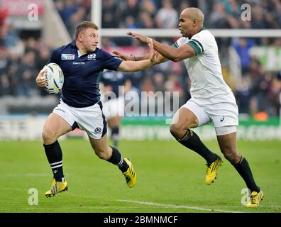 3 ottobre 2015, RWC Pool B, Sudafrica contro Scozia, St James Park, Newcastle. Duncan Weir in Scozia è affrontato da J P Pietersen del Sudafrica. Foto Stock