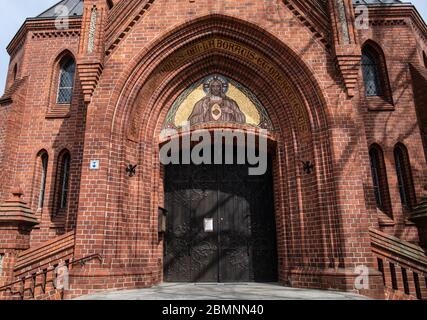 Bernau, Germania. 15 aprile 2020. L'ingresso della chiesa della Congregazione cattolica del Sacro cuore di Gesù. Credit: Paul Zinken/dpa-Zentralbild/ZB/dpa/Alamy Live News Foto Stock