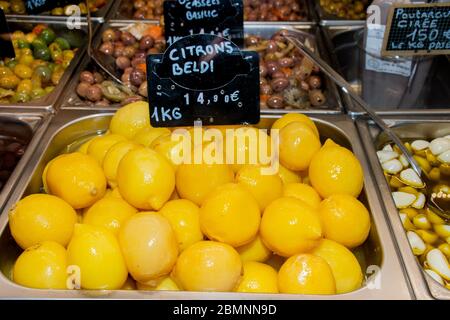 Nizza, Francia, 25 febbraio 2020: Prodotti freschi in vendita sul mercato Foto Stock