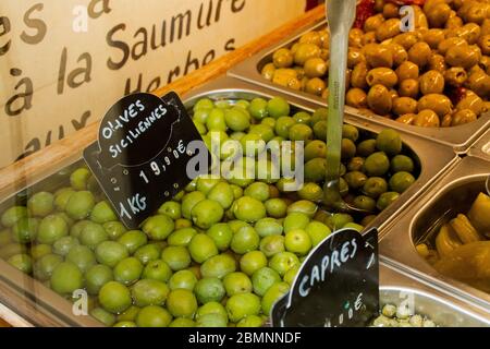 Nizza, Francia, 25 febbraio 2020: Prodotti freschi in vendita sul mercato Foto Stock