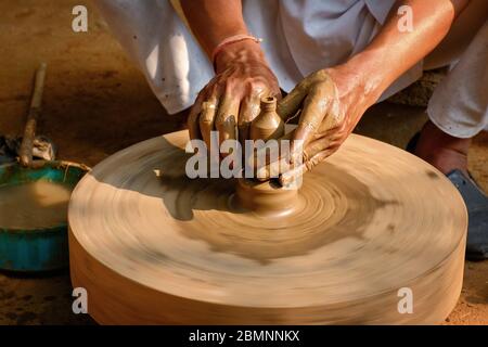 Il vasaio indiano mani al lavoro, Shilpagram, Udaipur, Rajasthan, India Foto Stock