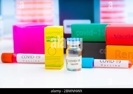 Una serie di medicinali in laboratorio medico per il coronavirus NCOV- 19 dal test PCR, test anticorpale, vaccino e farmaco antivirale remdesivir Foto Stock