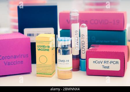 Una serie di medicinali in laboratorio medico per il coronavirus NCOV- 19 dal test PCR, test anticorpale, vaccino e farmaco antivirale remdesivir Foto Stock