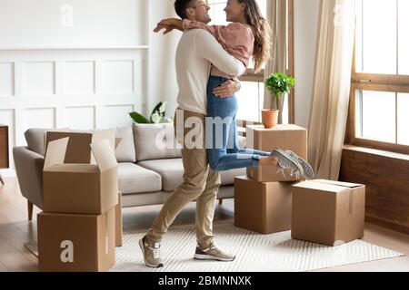 Felice giovane coppia che celebra giorno di movimento in nuovo appartamento Foto Stock
