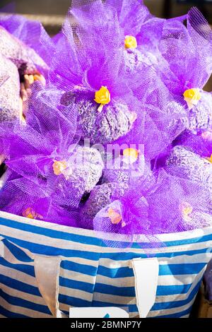 Astuccio con lavanda in un cesto di legno. Sacchetto profumato di fiori di lavanda. Rametti di lavanda vicino alla borsa con lavanda. Messa a fuoco selettiva. Via Marke Foto Stock