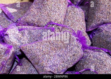 Astuccio con lavanda in un cesto di legno. Sacchetto profumato di fiori di lavanda. Rametti di lavanda vicino alla borsa con lavanda. Messa a fuoco selettiva. Via Marke Foto Stock