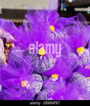 Astuccio con lavanda in un cesto di legno. Sacchetto profumato di fiori di lavanda. Rametti di lavanda vicino alla borsa con lavanda. Messa a fuoco selettiva. Via Marke Foto Stock