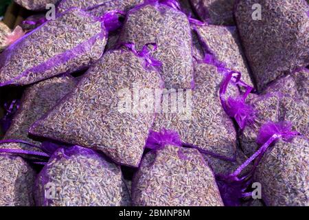 Astuccio con lavanda in un cesto di legno. Sacchetto profumato di fiori di lavanda. Rametti di lavanda vicino alla borsa con lavanda. Messa a fuoco selettiva. Via Marke Foto Stock