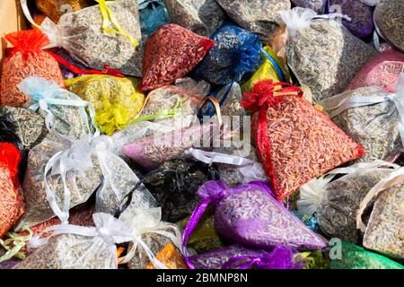 Astuccio con lavanda in un cesto di legno. Sacchetto profumato di fiori di lavanda. Rametti di lavanda vicino alla borsa con lavanda. Messa a fuoco selettiva. Via Marke Foto Stock