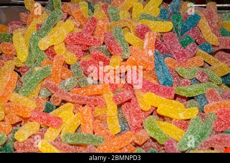 Molti gumdrops assortimento in vendita. Caramelle assortite di zucchero Gummy colorato. Sfondo o texture Top View Sweets Jelly. Foto Stock