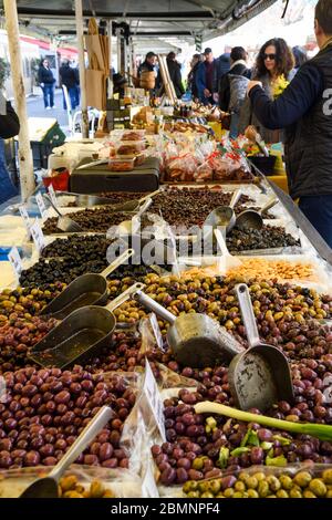 Nizza, Francia, 25 febbraio 2020: Vasta gamma di olive in vendita presso un mercato all'aperto nel sud della Francia Foto Stock