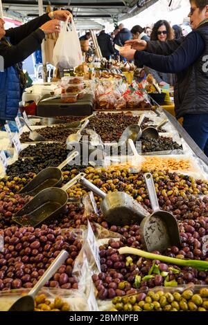 Nizza, Francia, 25 febbraio 2020: Vasta gamma di olive in vendita presso un mercato all'aperto nel sud della Francia Foto Stock