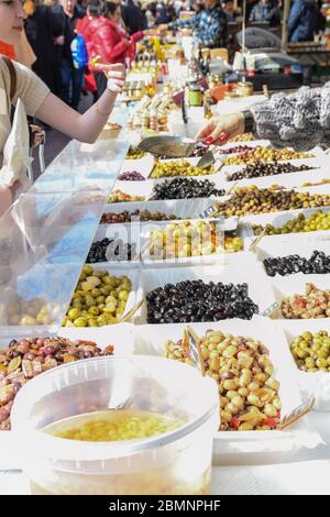 Nizza, Francia, 25 febbraio 2020: Vasta gamma di olive in vendita presso un mercato all'aperto nel sud della Francia Foto Stock