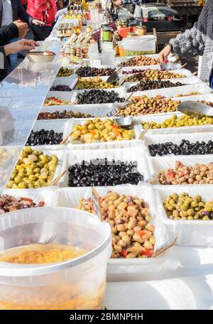 Nizza, Francia, 25 febbraio 2020: Vasta gamma di olive in vendita presso un mercato all'aperto nel sud della Francia Foto Stock