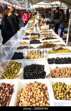 Nizza, Francia, 25 febbraio 2020: Vasta gamma di olive in vendita presso un mercato all'aperto nel sud della Francia Foto Stock