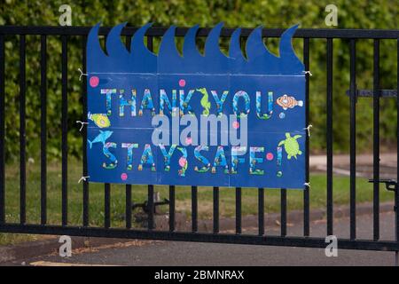 Un cartello su un cancello della scuola durante il blocco di Coronavirus a Honley Village, West Yorkshire Foto Stock