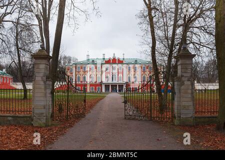 Castello barocco Kadriorg a Tallinn, Estonia. Moody autunno tempo. Foto Stock