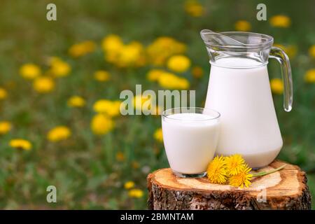 latte in vetro con dentelli sullo sfondo Foto Stock