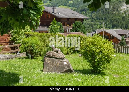 Classico chalet svizzero nel mezzo di verdi prati alpini . Accogliente villaggio rurale Champery in Svizzera. Le pendici delle montagne circostanti sono c Foto Stock