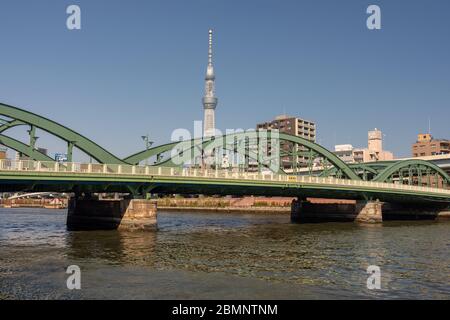 Tokyo / Giappone - 20 aprile 2018: Fiume Sumida e ponte Umayabashi con Tokyo Skytree sullo sfondo, Tokyo, Giappone Foto Stock