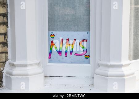 Un segno fatto a mano in una finestra residenziale che ringrazia l'NHS durante la pandemia di Coronavirus nel 2020 Foto Stock
