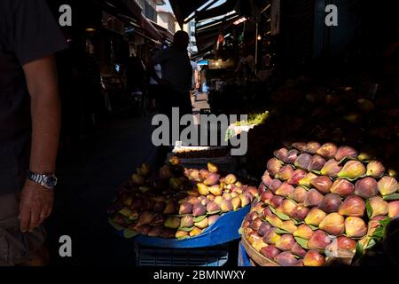 Istanbul, Turchia - 03 settembre 2019 : fichi in vendita al mercato di strada di Kadikoy Foto Stock