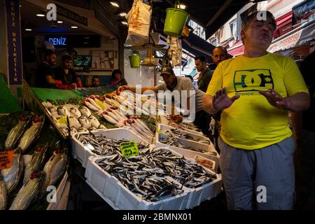 Istanbul, Turchia - 03 settembre 2019 : Fishmonger al mercato di via di Kadikoy Foto Stock