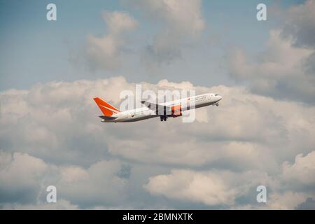 Domodedovo, Russia - 12 maggio 2019: Boeing 767-3Q8 Codice tipo: B763 Royal Flight Airlines decollo all'aeroporto Domodedovo, Regione di Mosca Foto Stock