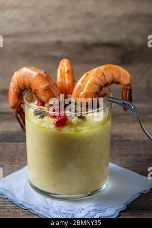 Antipasto di gamberi alla griglia con polenta di formaggio ripiena di vetro con pesto e peperoni rossi arrostiti. Nessuna gente. Foto Stock