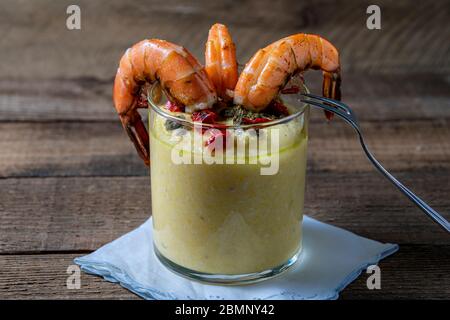 Antipasto di gamberi alla griglia con polenta di formaggio ripiena di vetro con pesto e peperoni rossi arrostiti. Nessuna gente. Foto Stock