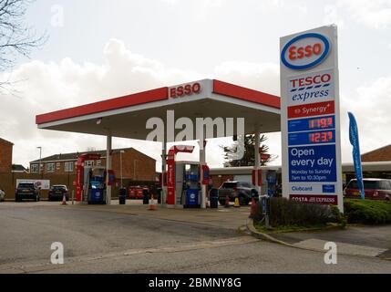 Reading, Regno Unito - Marzo 08 2020: Il piazzale del garage esso con il negozio Tesco Express a Buckingham Drive Foto Stock