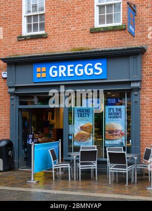 Worcester, Regno Unito - Marzo 15 2020: La facciata della panetteria Greggs sugli Shambles Foto Stock