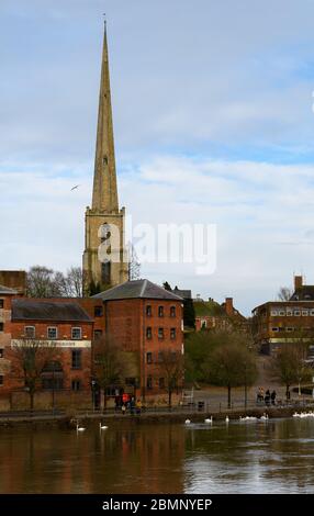 Worcester, Regno Unito - Marzo 15 2020: Chiesa e magazzino lungo la riva del fiume Severn Foto Stock