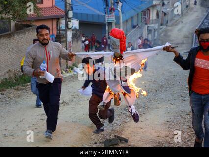 Kathmandu, Nepal. 10 maggio 2020. I dimostranti detengono l'effigie bruciante del primo ministro indiano Narendra modi durante una protesta contro l'invasione del confine con il Nepal nel lago Lipu da parte dell'India, in mezzo alla chiusura imposta dal governo per le preoccupazioni circa la diffusione della malattia di Coranavirus (COVID-19) a Kathmandu, Nepal, il 10 maggio 2020. (Foto di Subash Shrestha/Pacific Press) Credit: Pacific Press Agency/Alamy Live News Foto Stock