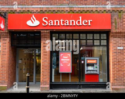 Worcester, Regno Unito - Marzo 15 2020: La facciata della Santander Bank su Broad Street Foto Stock