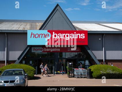 Reading, Regno Unito - Aprile 26 2020: L'ingresso al negozio di sconti Home Bargains a Reading Gate su Rose Kiln Lane Foto Stock