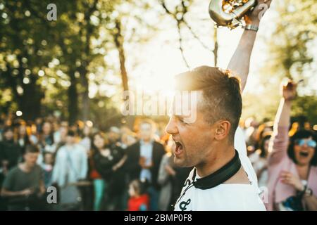 Mosca, Russia - 9 MAGGIO 2018: Un giovane musicista con un sassofono ha terminato la sua performance, urlando in un gioioso scoppio sullo sfondo di a. Foto Stock