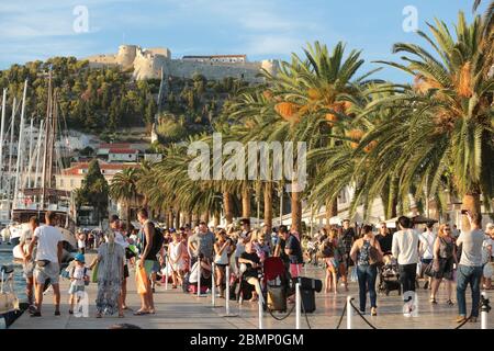 Un sacco di turisti sul lungomare di Hvars sotto il Vecchio Forte Foto Stock