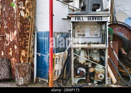 Una pompa di alimentazione/benzina a servizio completo presso una stazione di servizio abbandonata. Foto Stock