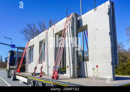 trasporto di pannelli prefabbricati in cemento armato per la costruzione di abitazioni mediante autocarro Foto Stock