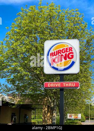 Ashford, Regno unito - 23 aprile 2020: Guida nel segno di un ristorante fast food Burger King. Burger King è una catena mondiale di fast food Foto Stock