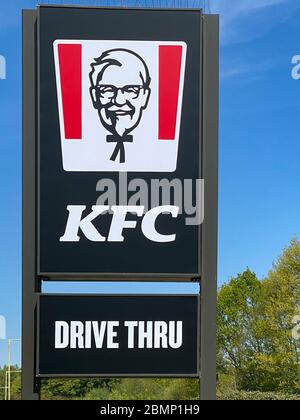 Ashford, Regno Unito - 23 aprile 2020: Un KFC all'aperto drive attraverso ristorante segno. KFC è la seconda catena di ristoranti più grande del mondo dopo McDon Foto Stock