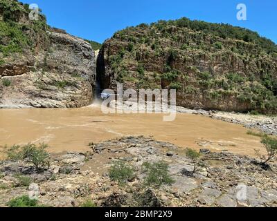 Questo pilota di elicottero si aggira sopra l'acqua accanto alla cascata, in modo che i passeggeri possano ammirare le attrazioni turistiche. Foto Stock