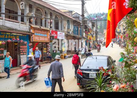 SA pa, Vietnam - 26 aprile 2018: Una strada turistica trafficata di SA Pa, con turisti che passano e locali sugli scooter Foto Stock