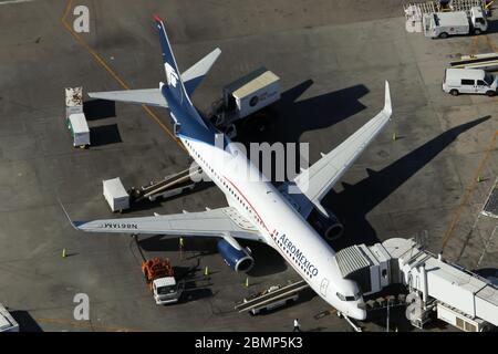 Un Aeroméxico Boeing 737-800 parcheggiato all'Aeroporto Internazionale di Los Angeles. Foto Stock