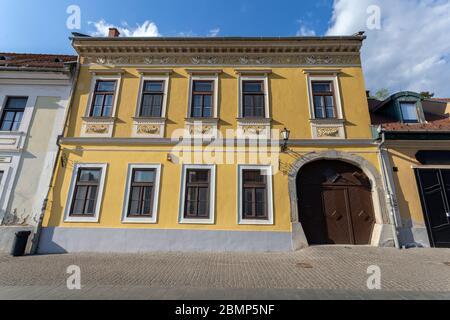 Strada vuota a Eger, Ungheria, nel pomeriggio primaverile. Foto Stock