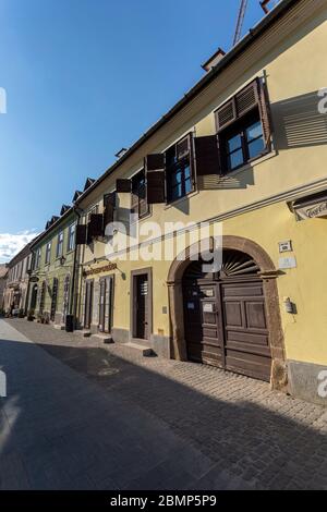 Eger, Ungheria - 04 26 2020: Strada vuota a Eger, Ungheria Foto Stock