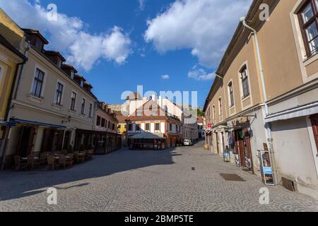 Eger, Ungheria - 04 26 2020: Strada vuota a Eger, Ungheria Foto Stock